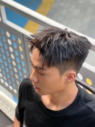 -一家只做男发烫染的店