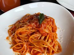 经典意大利细面配蒜味番茄酱-WOLFGANG PUCK KITCHEN & BAR(迪士尼小镇店)
