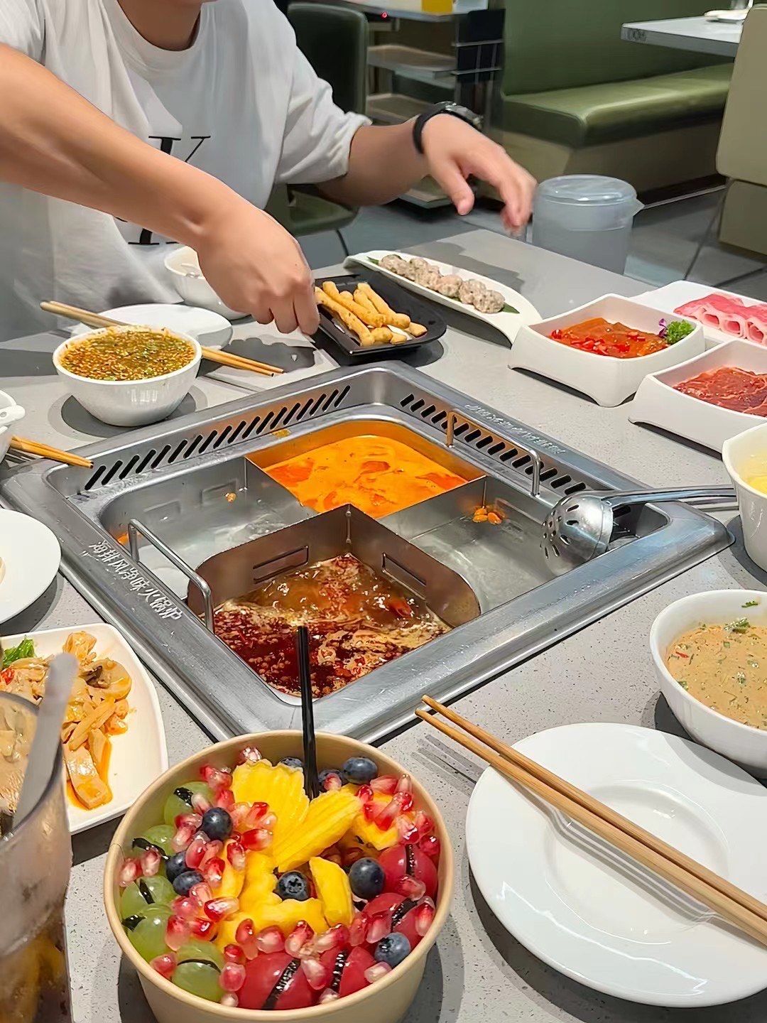 海底捞有冰粉了
我在海底捞龙湖天街店,在小料台可以自己调冰粉,有