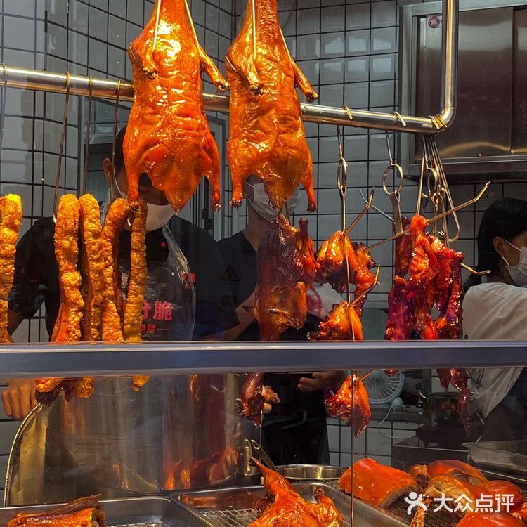 和猪猪侠共舞的一天/ 九分脆炭烤烧腊