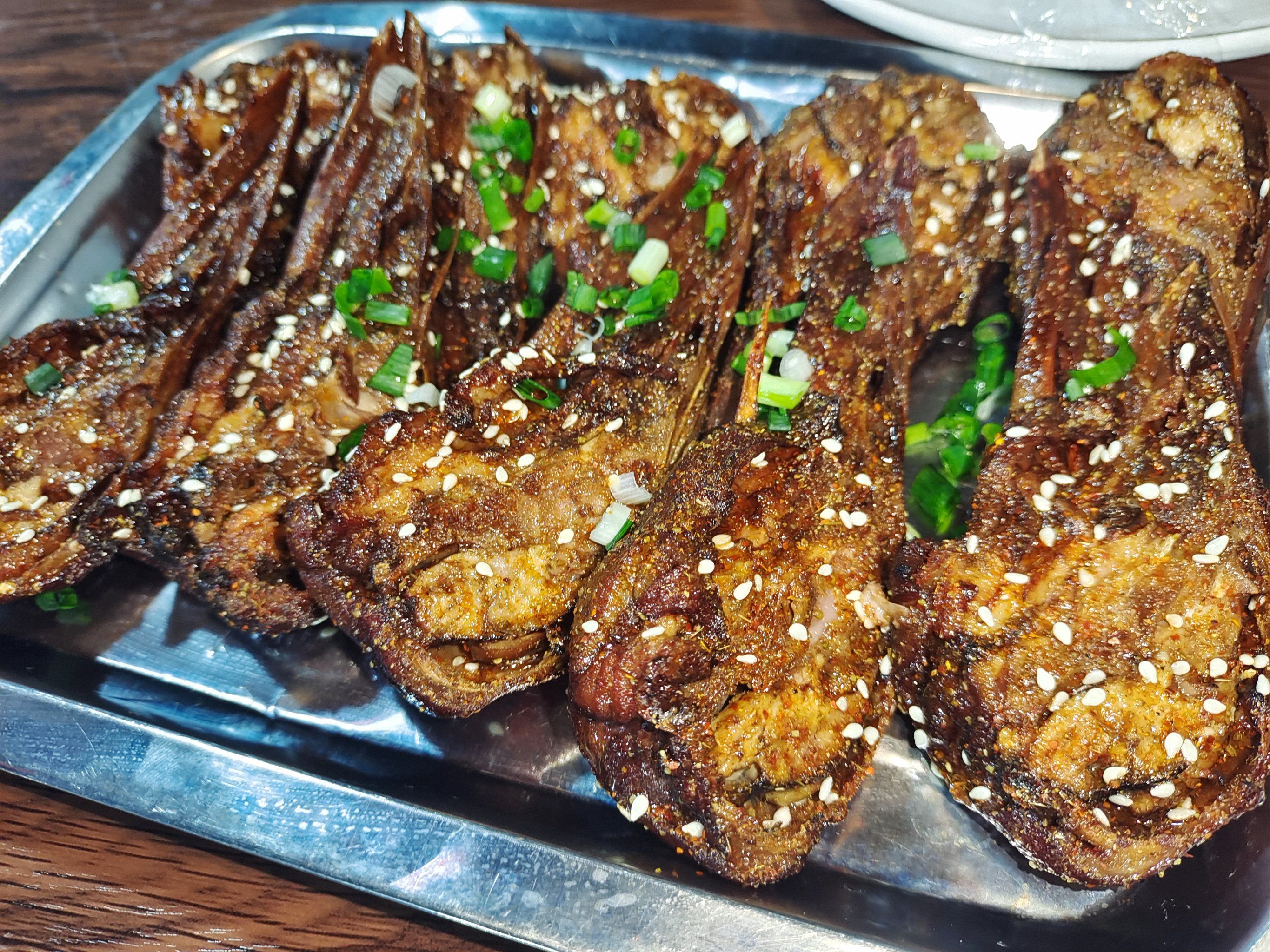 n第一次吃烤鸭头,感觉好好吃啊,一口爆汁,脱骨,很嫩,跟直接吃卤鸭头