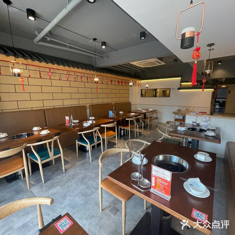 他们家的酸菜鱼火锅很正宗，微微麻辣，巴适得很