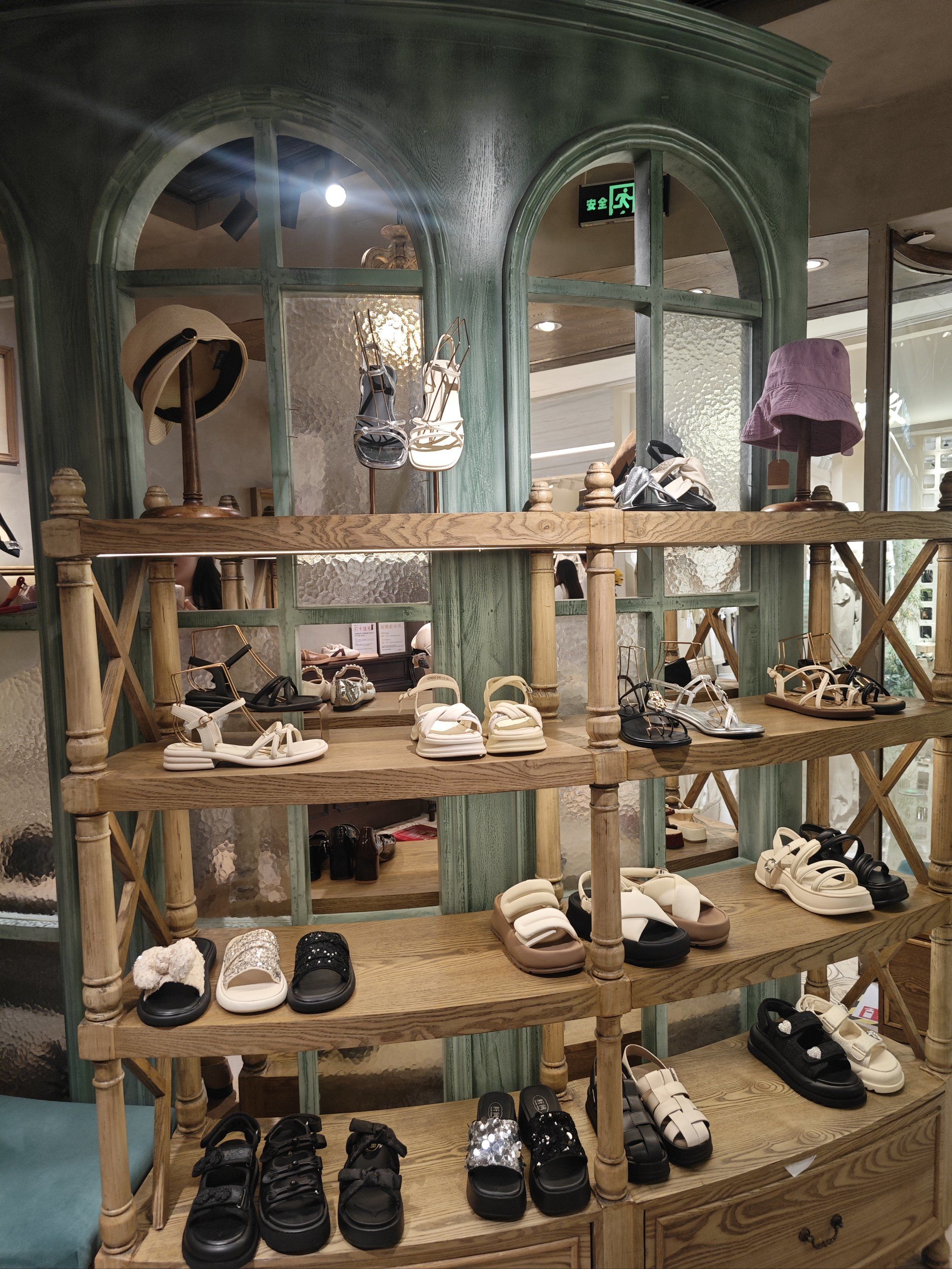 在国金街b2层有一家特别漂亮的女鞋店,他