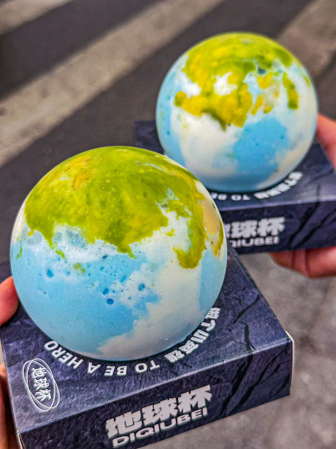 谁能拒绝这么可爱的地球?奶昔呀拿在路上喝好吸?