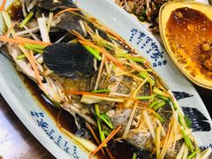 油泼黑头鱼-天伦海鲜·老味道·青岛菜(栈桥天主教堂店)