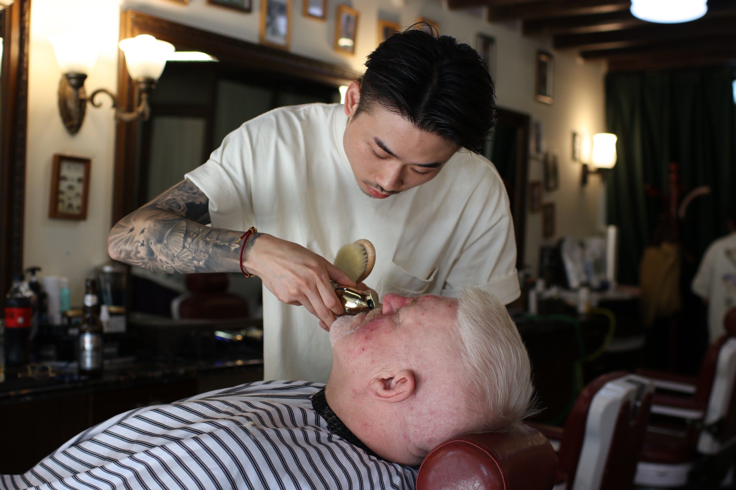 身边的外国朋友理发修胡子只找william