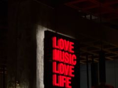 -FOUR PLAY BAR