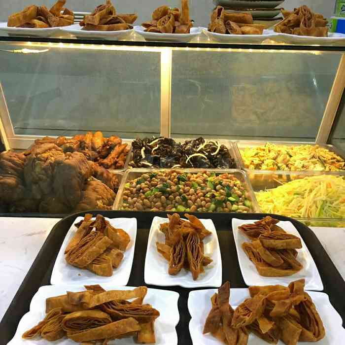 霍师傅刀削面(泉南店)-"附近有三家面馆,看到这家最热闹就进去试了.