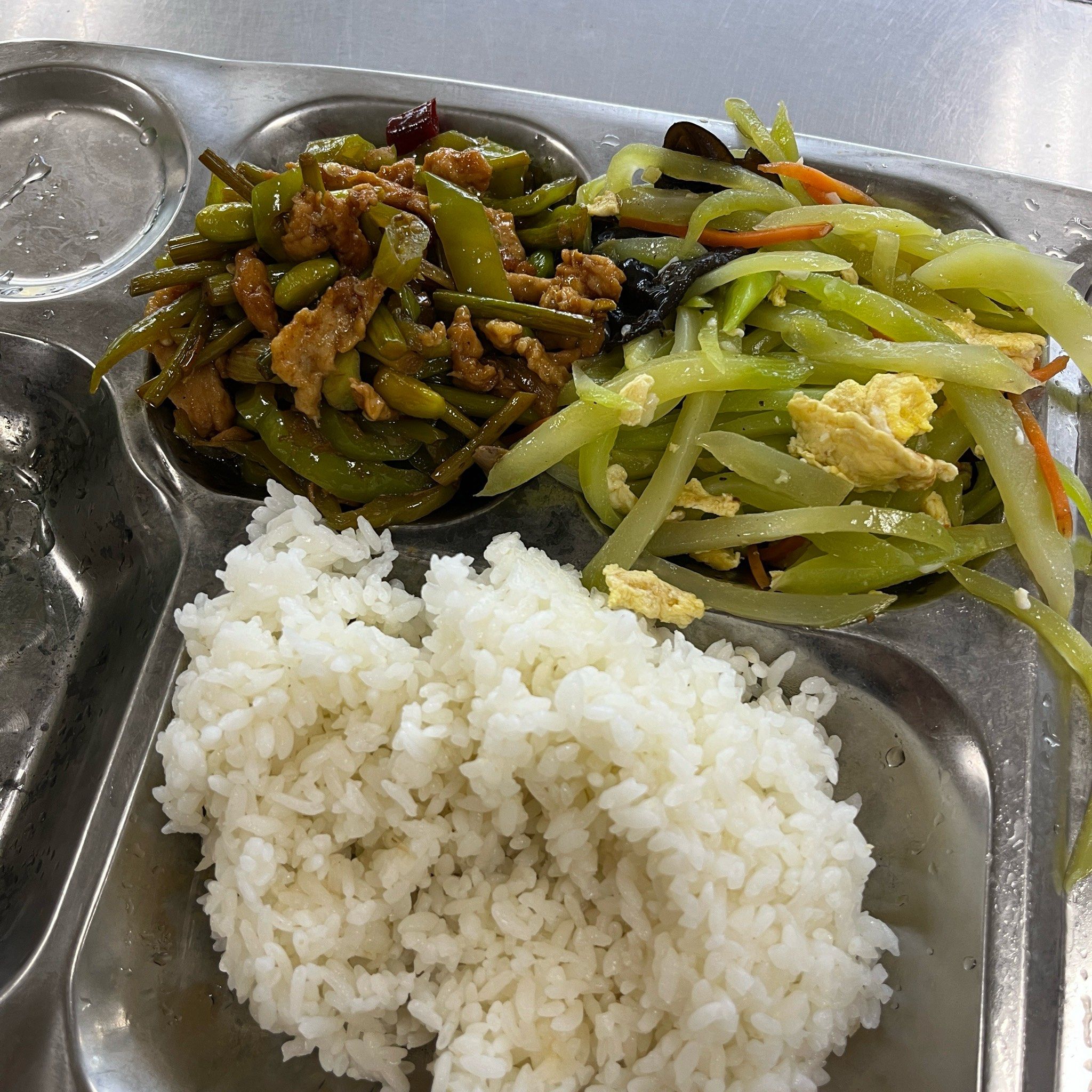 校园午餐小瞬间