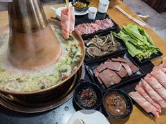 -果松木炭酸菜铜火锅·外婆参鸡汤