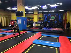 -爱蹦iBOON蹦床运动馆(江汉店)