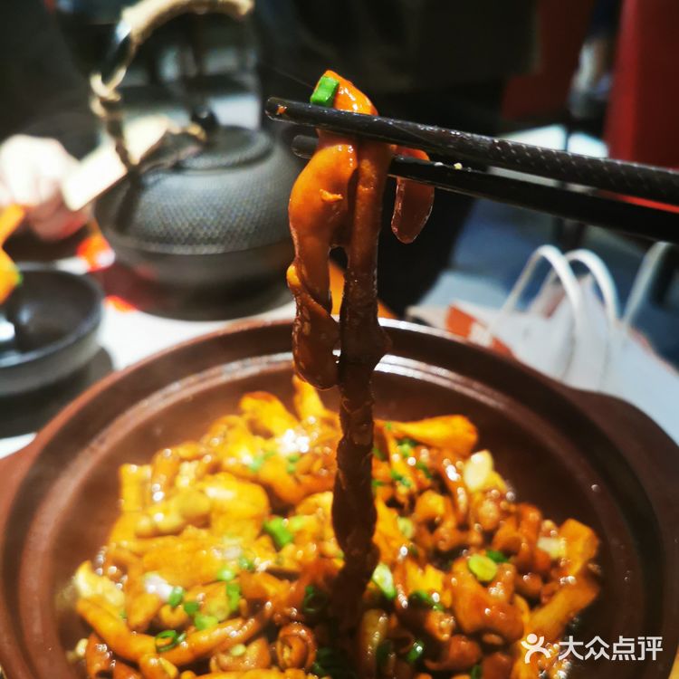 这就是传说中的锅气吧？顺德啫啫煲果然很顶！