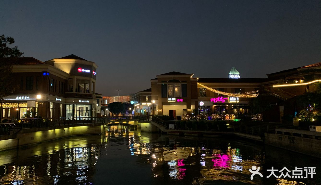 夜色中的月光码头