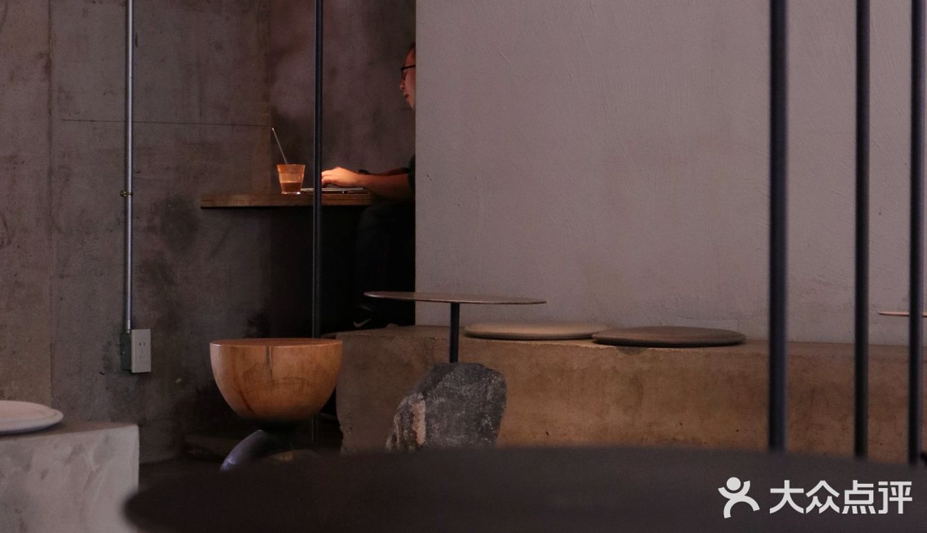 路过叹咖啡叹杯咖啡