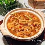 外皮酥脆到掉渣，里面的叉烧肉香嫩，配上酸姜独特的味道