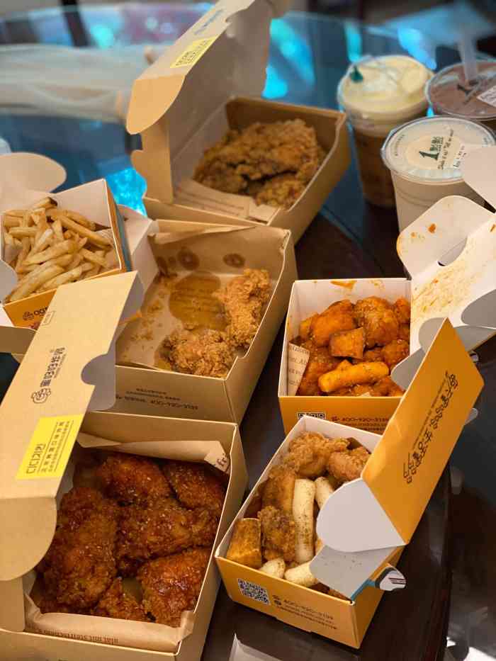 打分 炸鸡外卖到家外面还是脆脆的 酱料调的很棒 比某家声名远扬的好