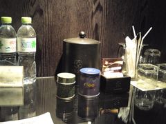 茶水柜的用品很多灰尘，吸管没有包装。-老味道民宿(栈桥店)