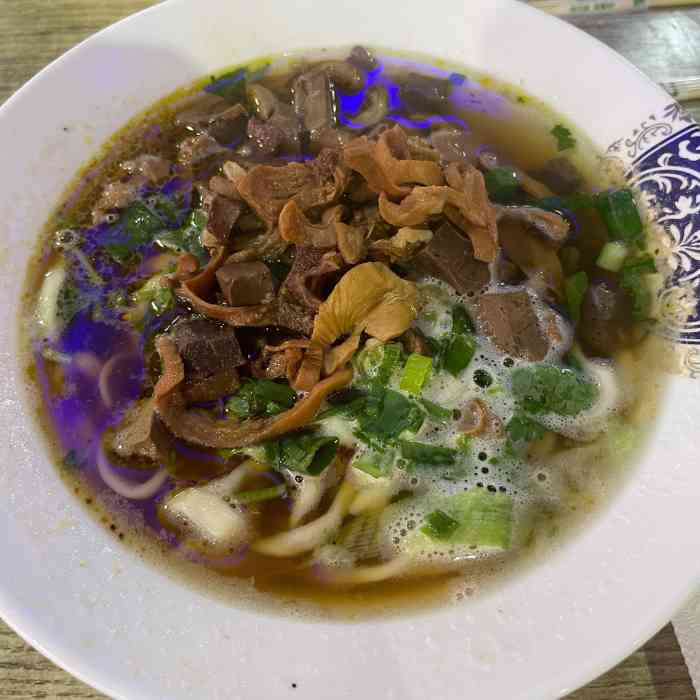 好滋味羊杂面(景子街小吃城店)-"[薄荷]环境:就是在景子街小吃街里面