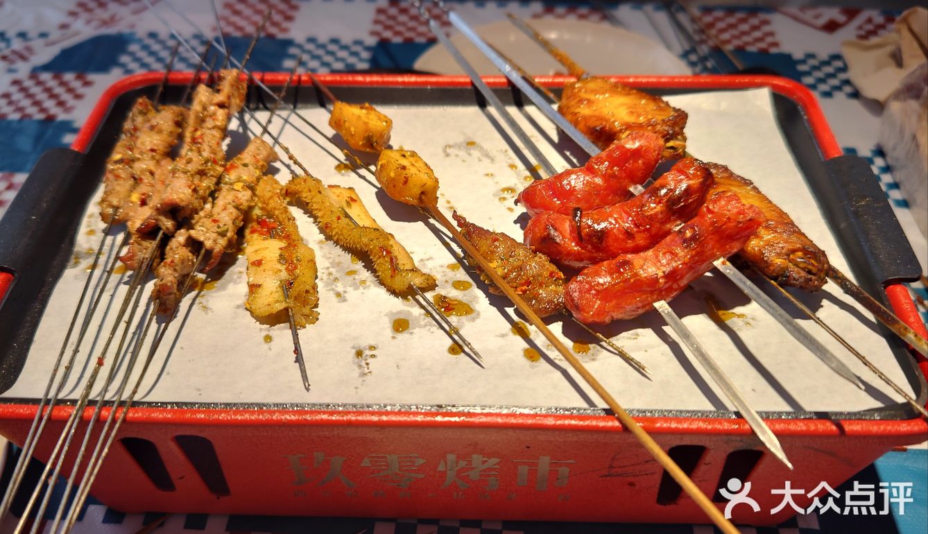 米线就着烤串，美滋滋