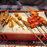 米线就着烤串，美滋滋