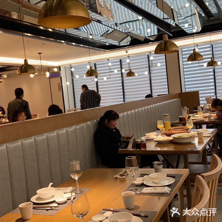环境也很温馨干净，是暖色调。「私厨秘椒骨」热热的饼皮