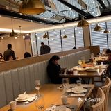 环境也很温馨干净,是暖色调。「私厨秘椒骨」热热的饼皮