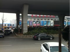 对面是普迪五金机电城-泰顺江南春面馆