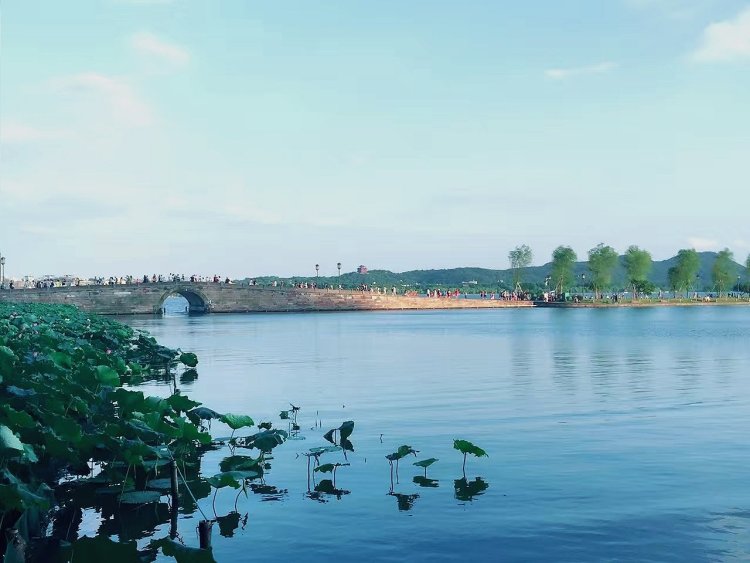 景点 2:       断桥       地址:西湖风景区白堤东       推荐理由