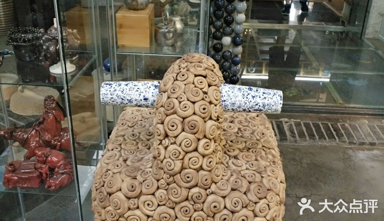 小孩子比较多，但是二楼和户外还是值得拥有一天的时光的