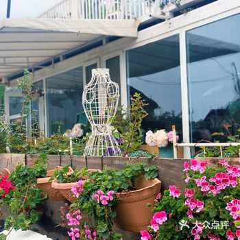 第三海水浴场西边有小岛，前几年青岛海边木栈道建设贯通