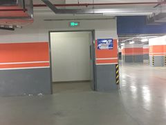 -绿地缤纷城-停车场