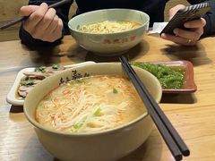 -亮亮面馆(经六路店)