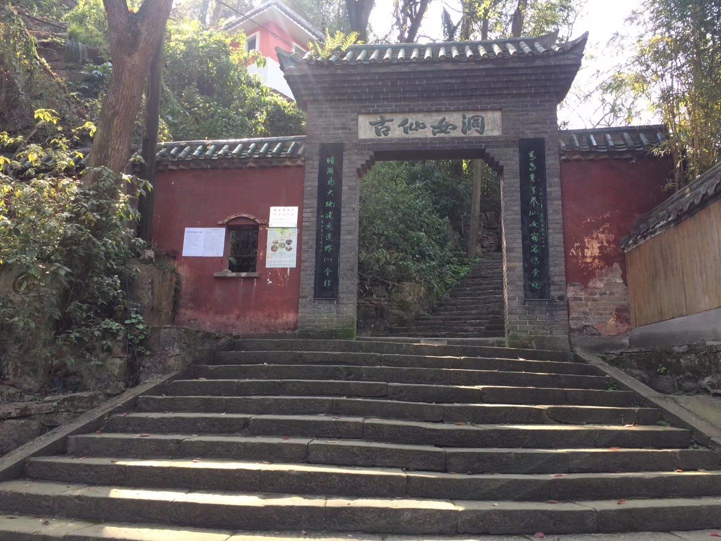 南泉仙女洞是一个充满神秘和历史感的景点,位于重庆市巴南区南泉街道