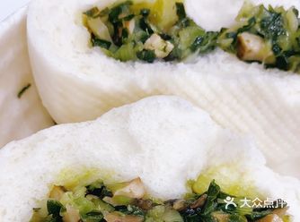 尝一口，汤底很鲜，不过馄饨里面的馅料不行