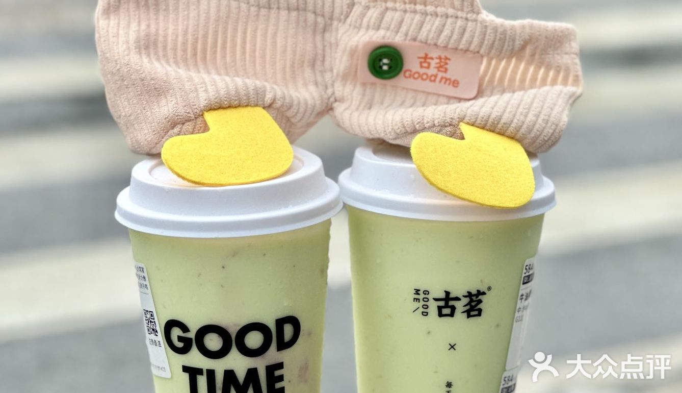 被这“背”奶茶可爱到了‼️都给我去抢背带裤周边