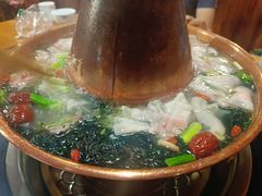 酸菜黑猪肉锅-果松木炭酸菜铜火锅·外婆参鸡汤