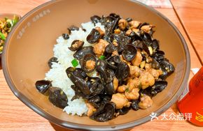 Black Mushroom Stir-Fried Chicken Rice Bowl