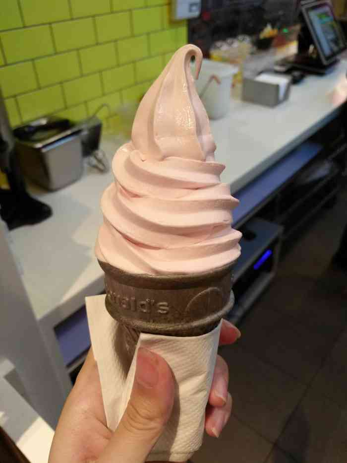 麦当劳甜品站-"啊!新品提子冰淇淋好好看啊!味道么不甜不.