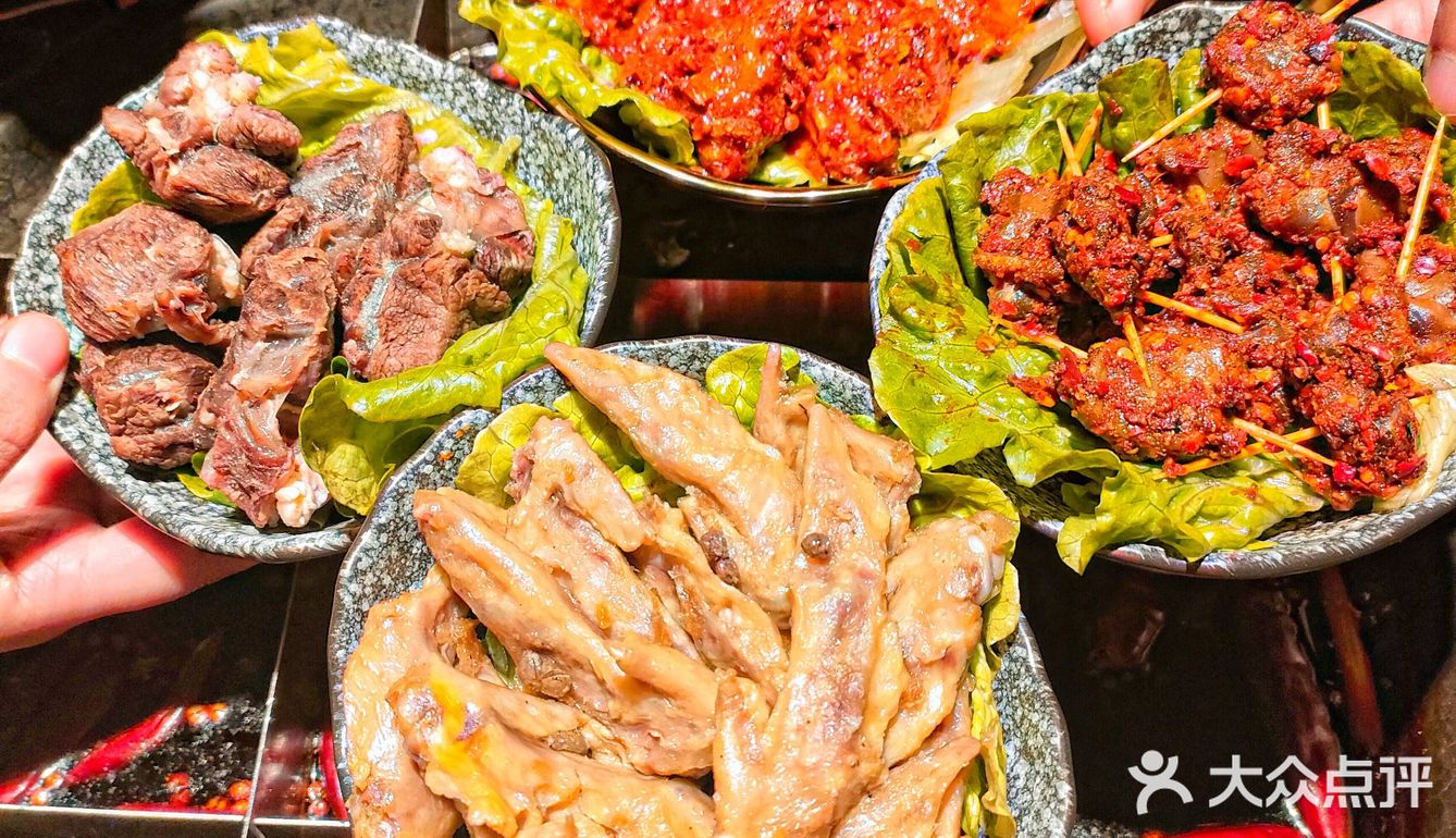 闺蜜非要拉着我来这里吃火锅看帅哥，说秀色可餐，懂的都懂❗❗