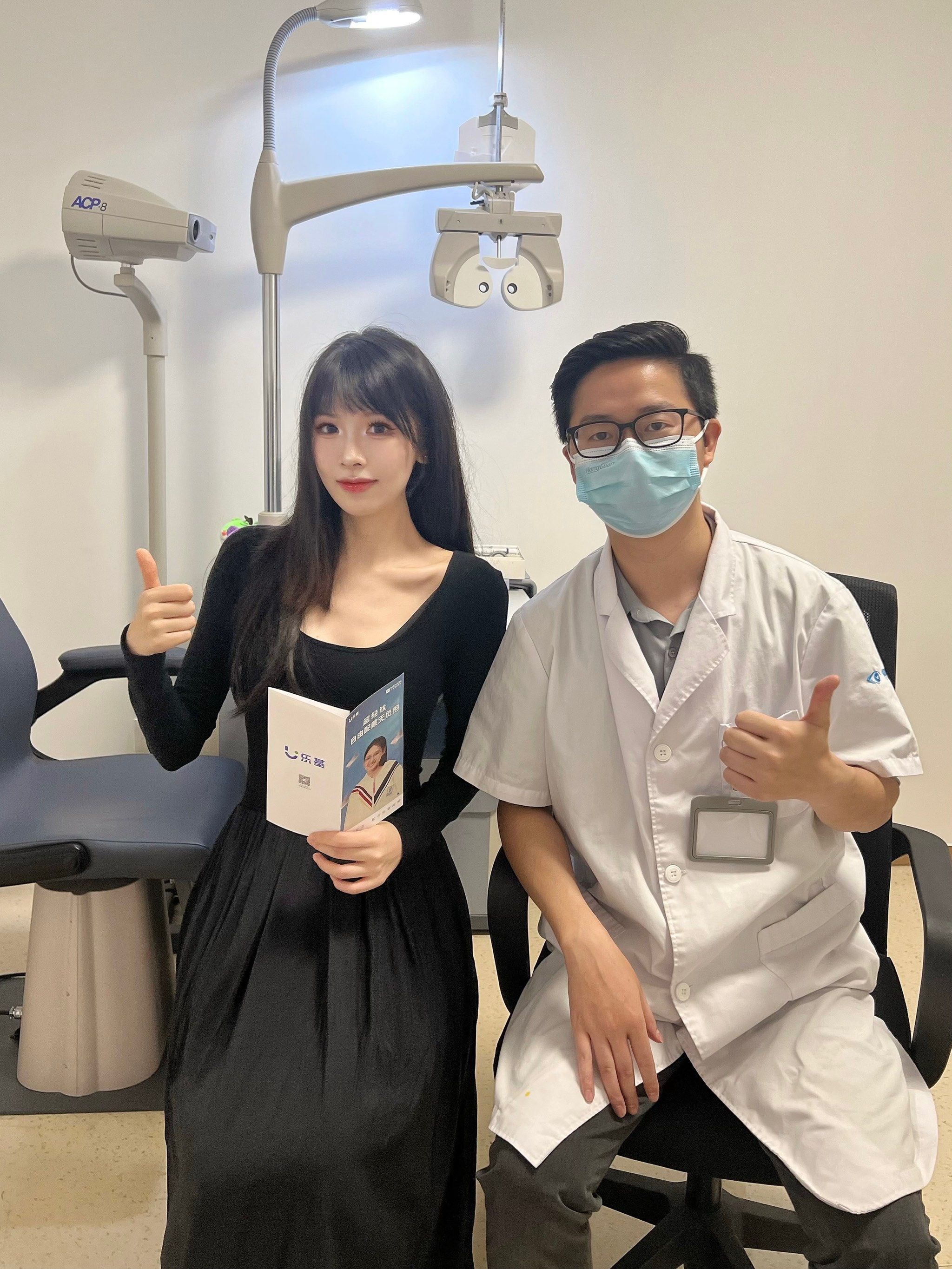 n主要是重医附一院的张学东教授也在
作为全国知名的眼科专家02