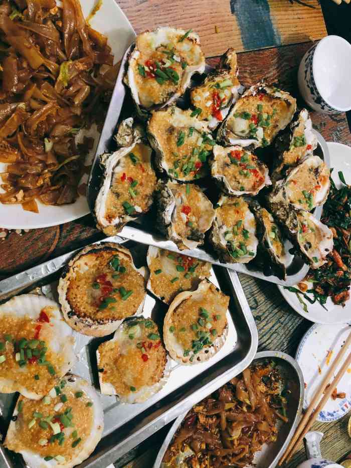 湛江生蚝·海鲜烧烤大排档-"[薄荷]环境:铺面很大,两家店都是他家.