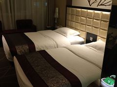 -昆明朗威酒店(昆明站火车站双桥夜市风情街店)