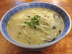 鲍鱼蛤蜊蛏子海鲜面-沪西老弄堂面馆(定西路店)