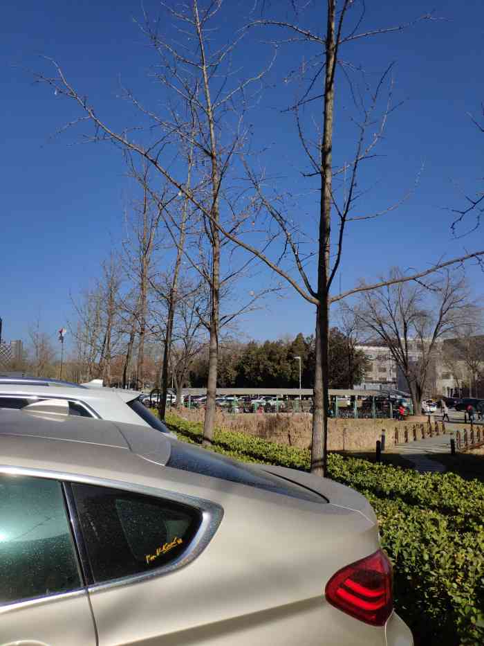 恒通商务园停车场-"恒通商务园面积很大,里面是一栋栋的三四层.