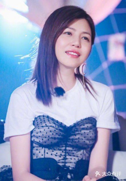 陈妍希的一袭黑色蕾丝小礼裙简直太美了