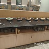 老母鸡在土陶罐里煨出琥珀色的醇厚，菌子入汤瞬间