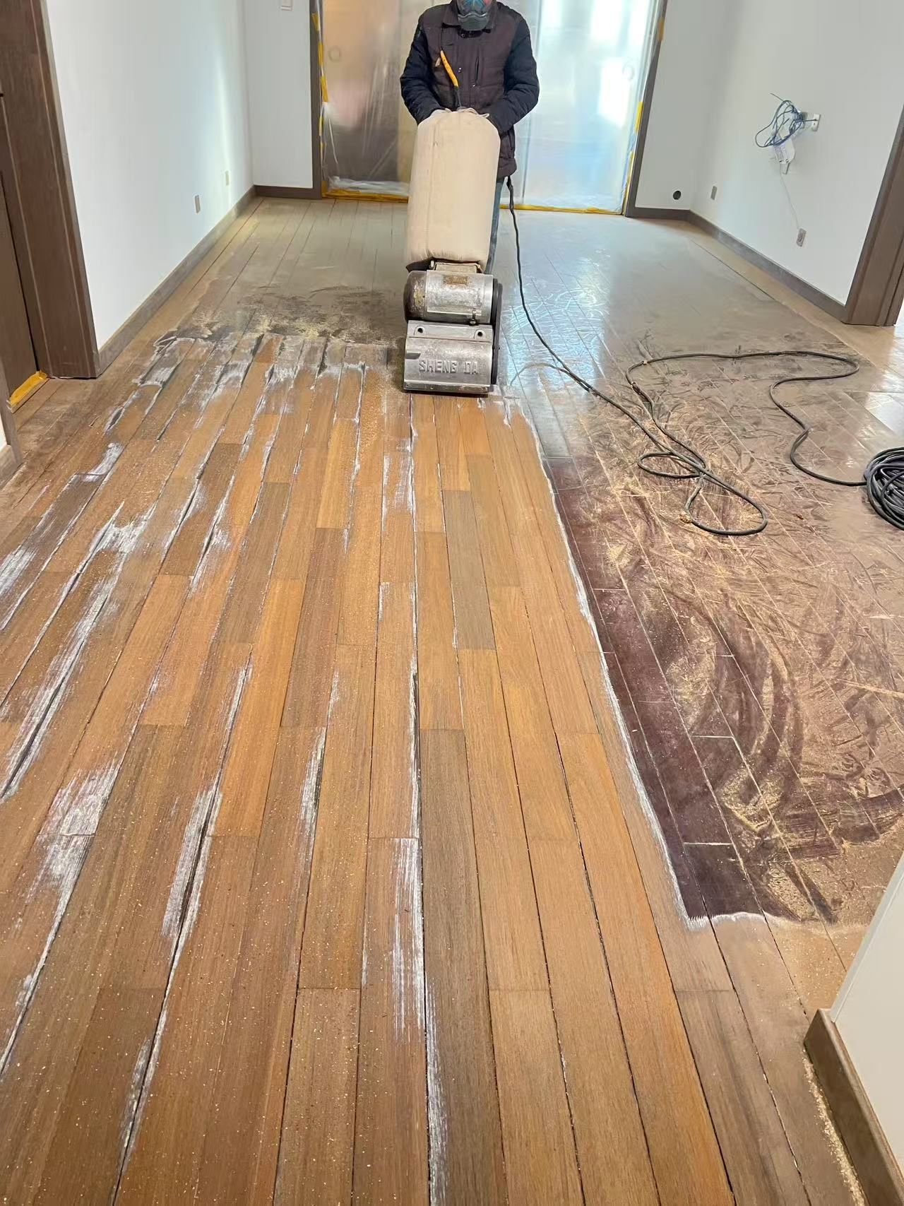 家里这猪肝红地板.做个打磨翻新.换个颜色.过几天看看效果