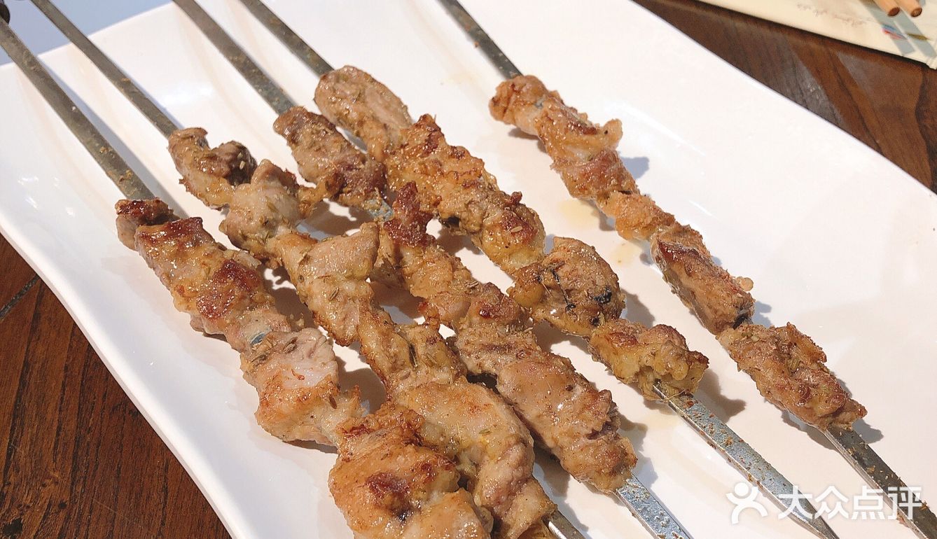 肉串就是凑个热闹，这种红柳串卖的也就是个名气