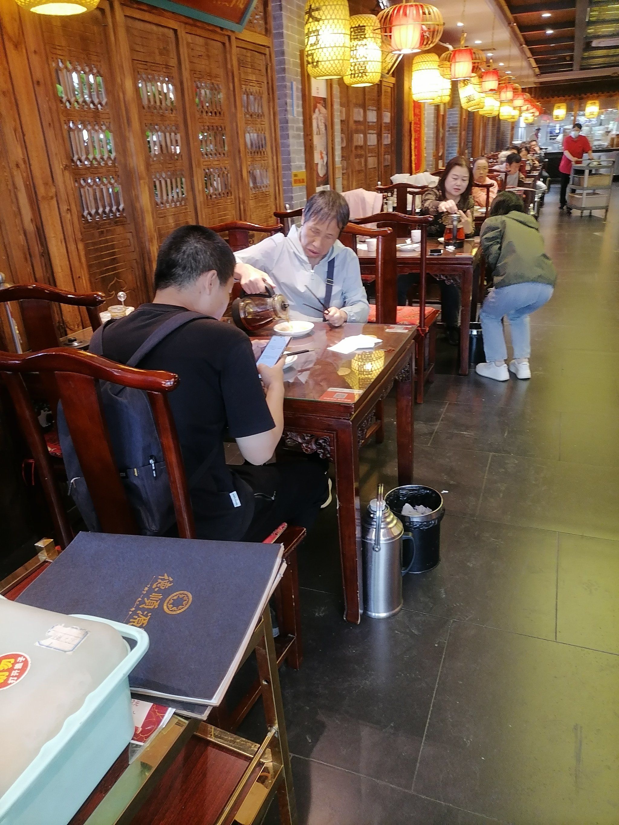 德顺源大盛魁店人就是多,店面优雅,欢迎新