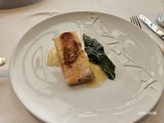 香煎三文鱼配小菠菜及茴香黄油汁-AZUR聚(香格里拉饭店)